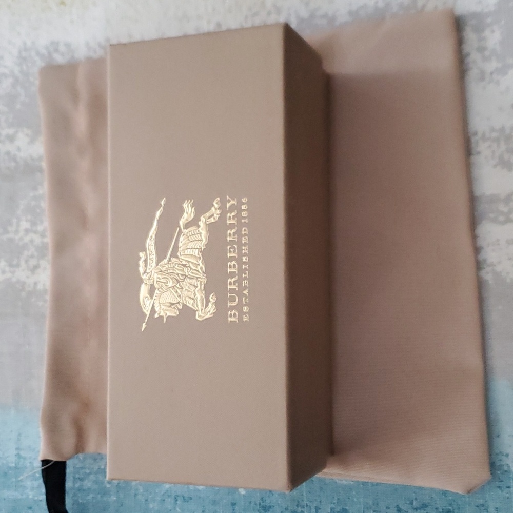 Burberry Sunglasses Case in Beige